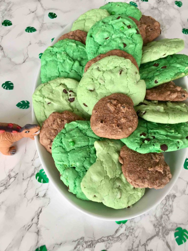 Die Dino-Cookies mit leckeren Schokochunks schmecken hervorragend zum Dino-Kindergeburtstag.