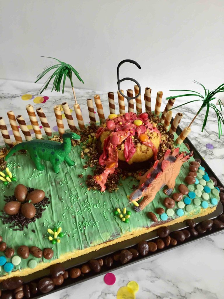 Unsere köstliche Dinolandschaft: ein fluffiger Marmorkuchen als Dinokuchen für den Dino-Geburtstag