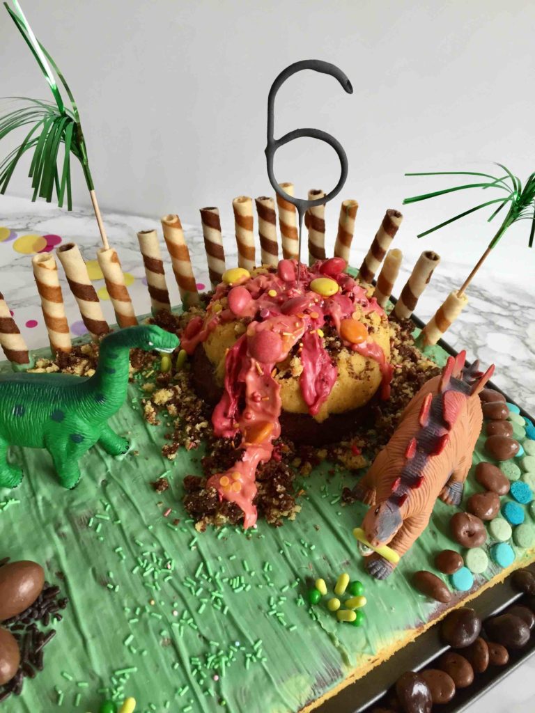 Unsere köstliche Dinolandschaft: ein fluffiger Marmorkuchen als Dinokuchen für den Dino-Geburtstag