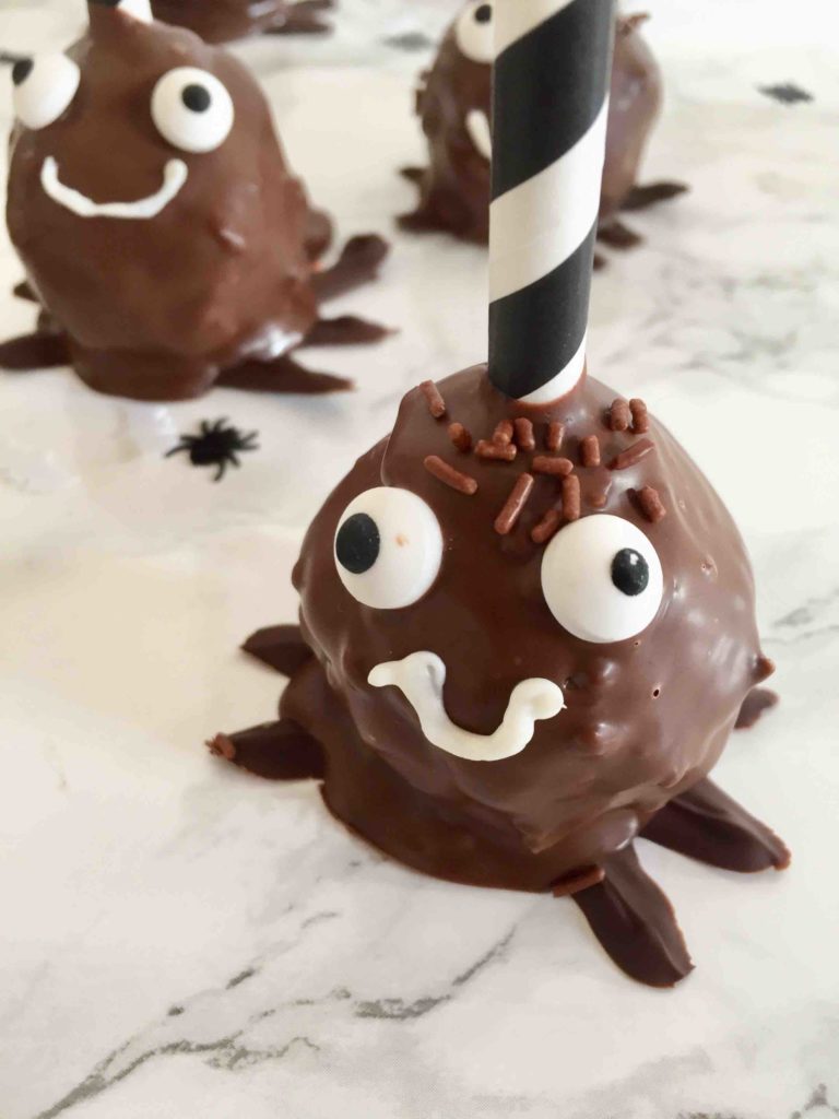 Spinnen-Cakepops aus Schokoladenkuchen zum Backen mit Kindern für Halloween