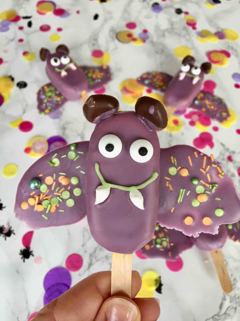 Die flattrigen Fledermaus-Cakesicles für die Halloweenparty für Kinder