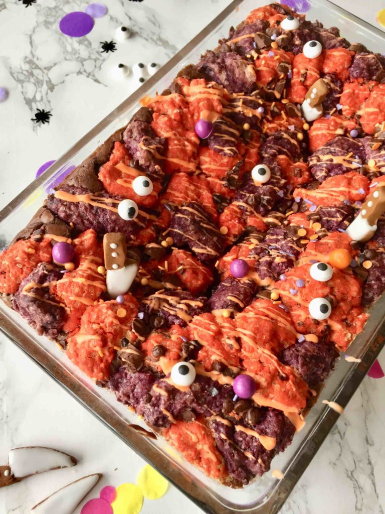 Halloween Brookies sind eine köstliche Kombination aus Brownie & Cookies und ein einfaches Rezept zum Backen mit Kindern.