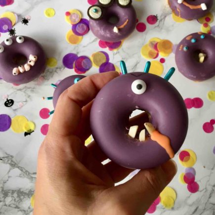 Die Halloween-Donuts sind beim Backen mit Kindern als schaurig-süße Monster dekoriert.