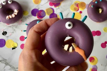 Die Halloween-Donuts sind beim Backen mit Kindern als schaurig-süße Monster dekoriert.