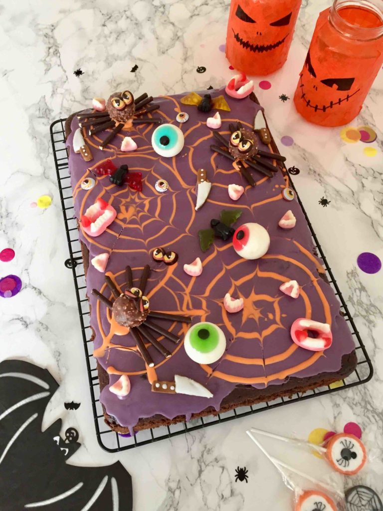 Unser saftiger Schokoladenkuchen als kunterbunter Candycake für Halloween dekoriert. Der perfekte Kuchen zum Mitnehmen auf Kita- oder Schulfeste.