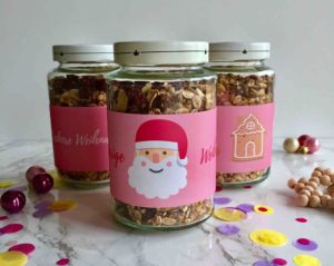 Weihnachtsmüsli als schnelle Weihnachtsgeschenke aus der Küche. Selbstgemachte Weihnachtsgeschenke ohne viel Aufwand schmecken doch am besten.