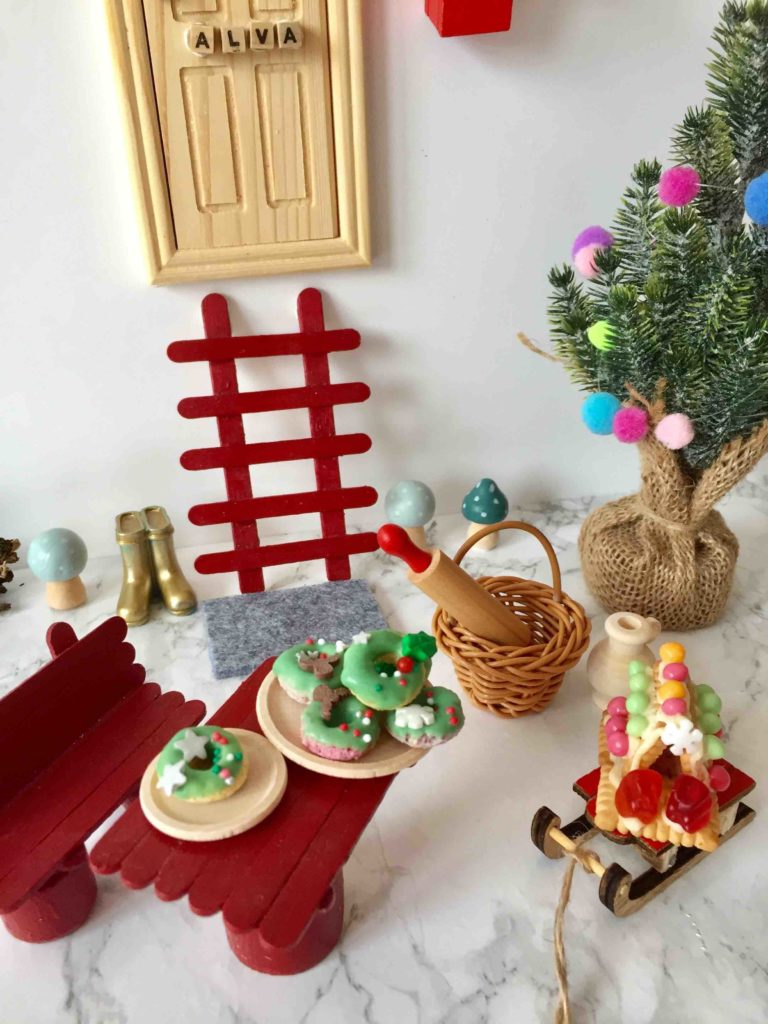Mit Kindern backen für den Weihnachtswichtel ist eine große Freude- Kleine Lebkuchenhäuser und anders Miniatur-Gebäck.
