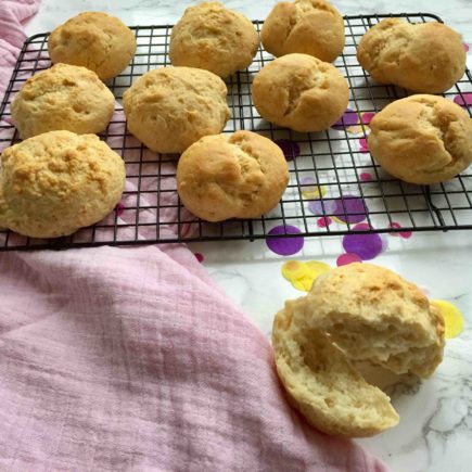 Das schnelle Rezept für Jägerbrötchen ist für das Backen mit Kindern perfekt - einfach und lecker!