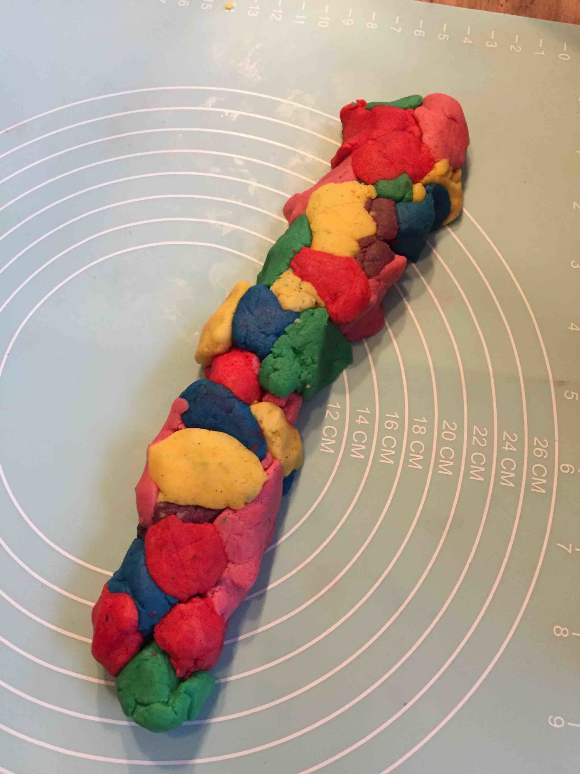 Aus einer Keksrolle entstehen kunterbunte Regenbogenkekse - einfaches Mottobacken für Kinder