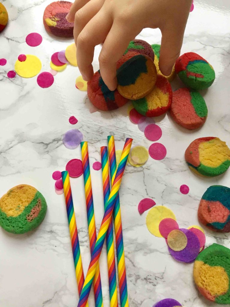 Aus einer Keksrolle entstehen kunterbunte Regenbogenkekse - einfaches Mottobacken für Kinder, Bunte Lebensmittelfarben - eine der Kunterbunten Geschenkideen für die Weihnachtszeit