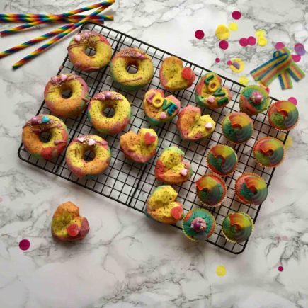 Mit dem schnellen All-in-Rezept kannst du die Regenbogenmuffins perfekt zum Backen mit Kindern nutzen.