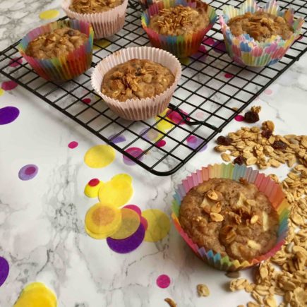 Saftige, vegane Müslimuffins als Frühstück oder Snack kinderleicht für das Backen mit Kindern.