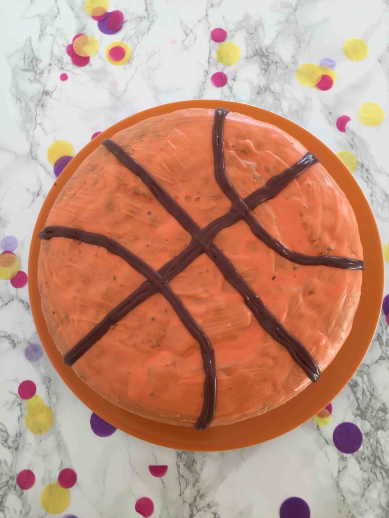 Ein schneller Motivkuchen: der Basketballkuchen als Geburtstagskuchen für einen Basketballfan.