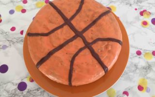 Ein schneller Motivkuchen: der Basketball-Kuchen als Geburtstagskuchen für einen Basketballfan.