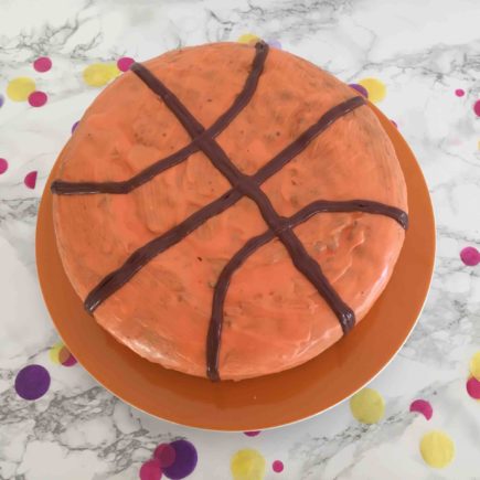 Ein schneller Motivkuchen: der Basketball-Kuchen als Geburtstagskuchen für einen Basketballfan.