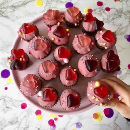 Die Mini Nougat-Muffins mit Raspberryschokolade und Herz gebacken ist supereinfach für das Backen mit Kindern.