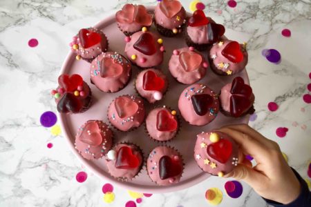 Die Mini Nougat-Muffins mit Raspberryschokolade und Herz gebacken ist supereinfach für das Backen mit Kindern.
