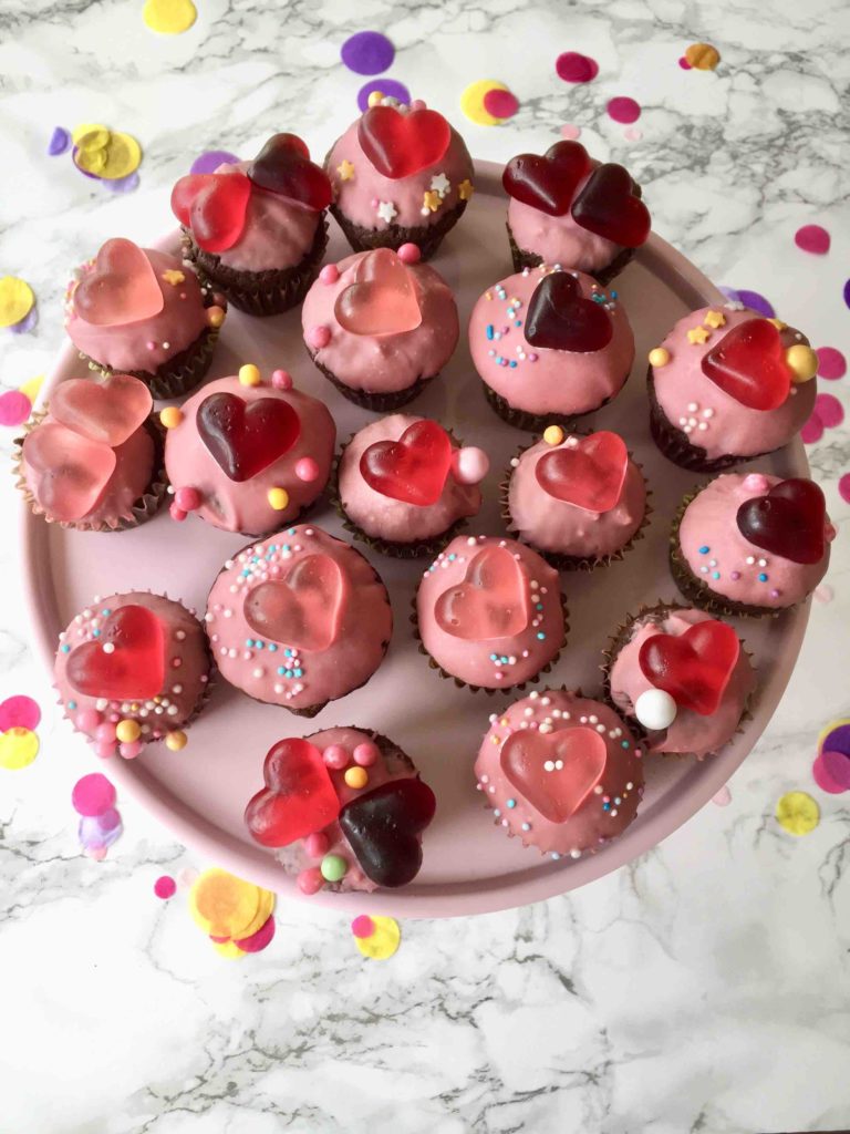 Die Mini Nougat-Muffins mit Raspberryschokolade und Herz gebacken ist supereinfach für das Backen mit Kindern.