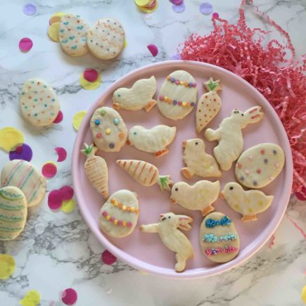 Süße Osterkekse in allen Formen und Farben für das Backen mit Kindern sind ein leckeres Ostergeschenk aus der Küche.