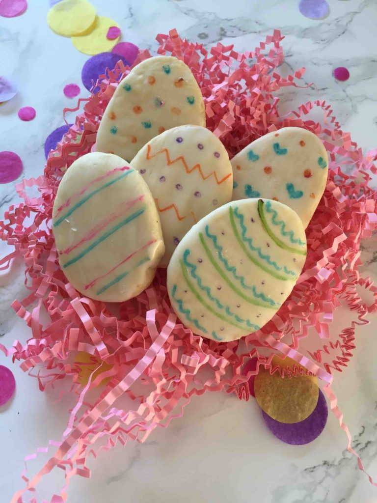 Süße Osterkekse in allen Formen und Farben für das Backen mit Kindern sind ein leckeres Ostergeschenk aus der Küche.