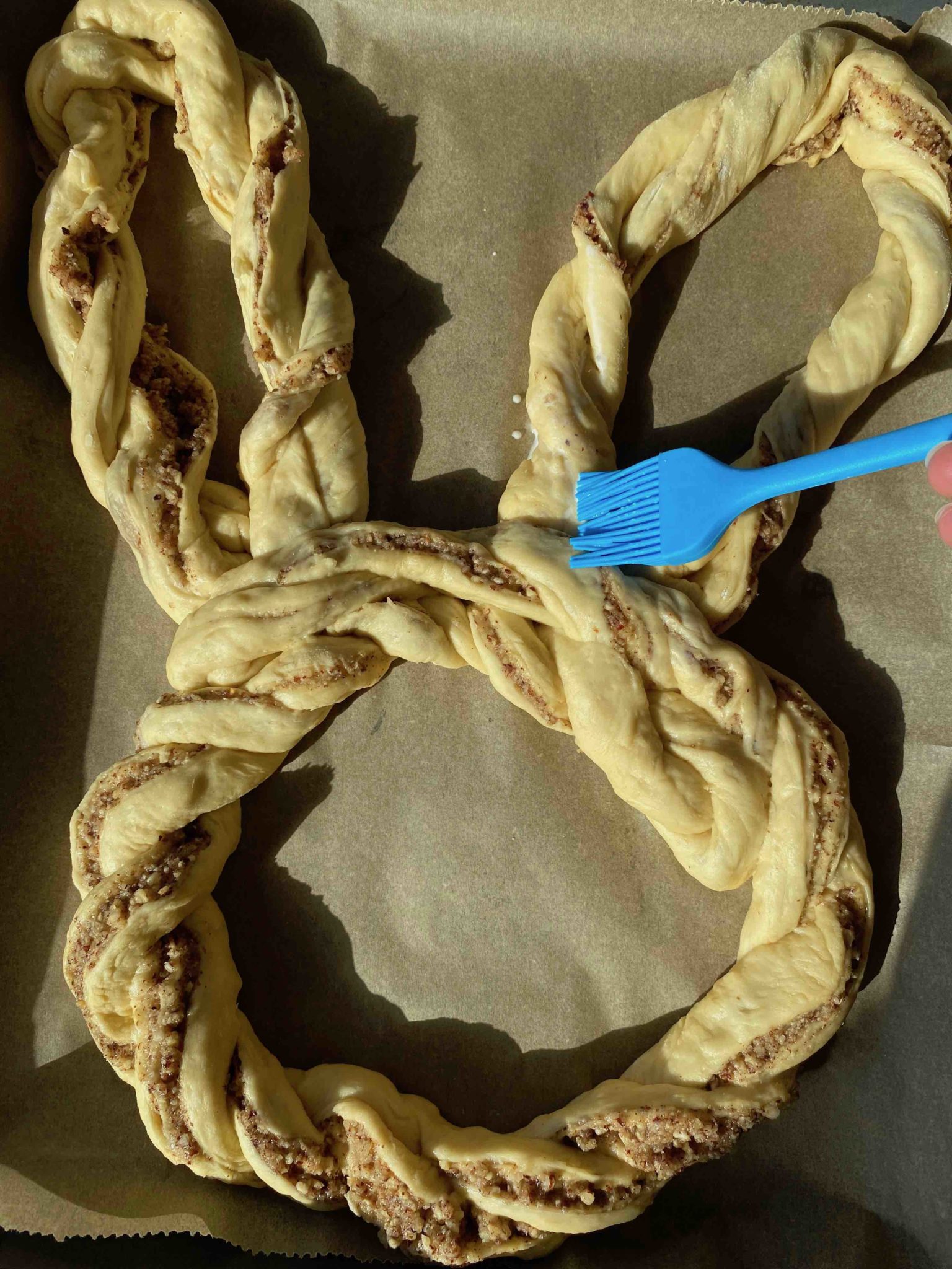 Gefüllter Nuss-Hefezopf als süßes Osterhäschen - Backen mit Minis Gefüllter Nuss-Hefezopf als süßes Osterhäschen - Backen mit Minis