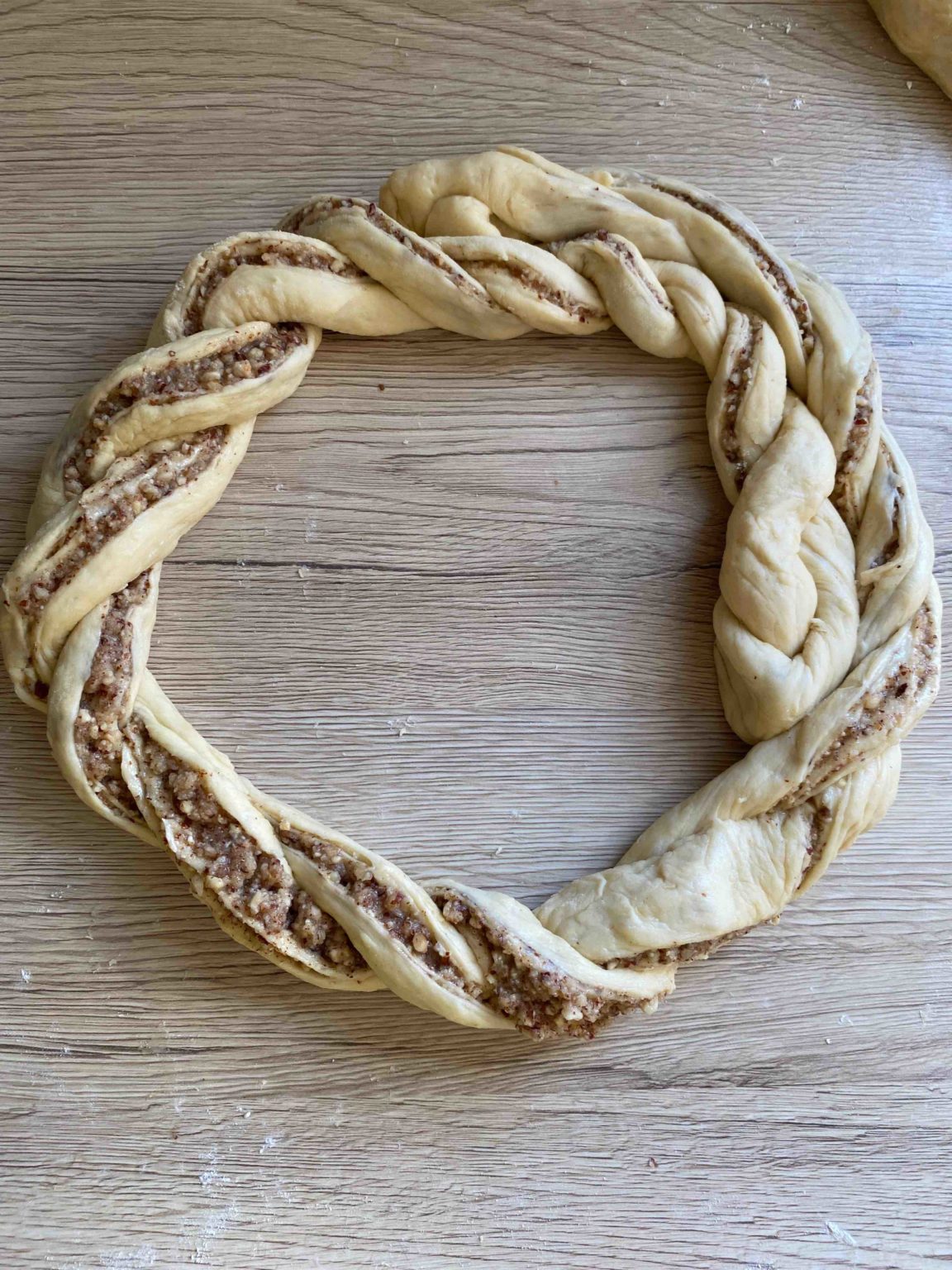 Gefüllter Nuss-Hefezopf als süßes Osterhäschen - Backen mit Minis Gefüllter Nuss-Hefezopf als süßes Osterhäschen - Backen mit Minis