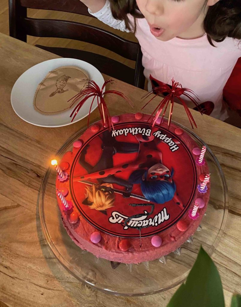 Der Miraculous-Geburtstagskuchen für den kleinen Ladybug-Fan
