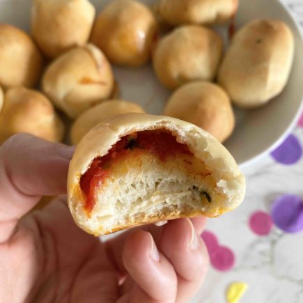 Pizzabrötchen in the making - Teigkugeln werden gerollt