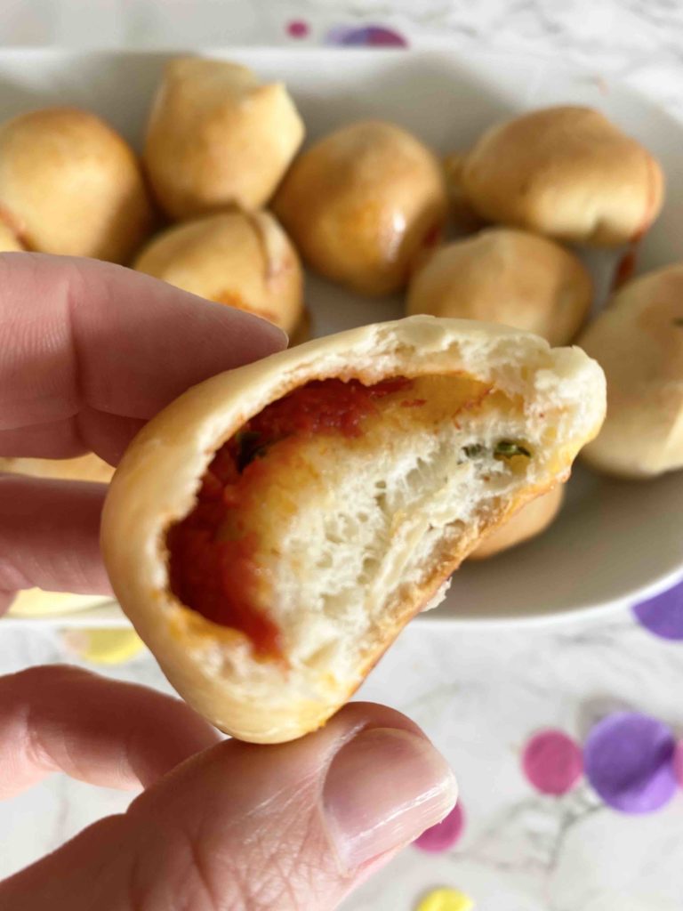 Pizzabrötchen in the making - Teigkugeln werden gerollt