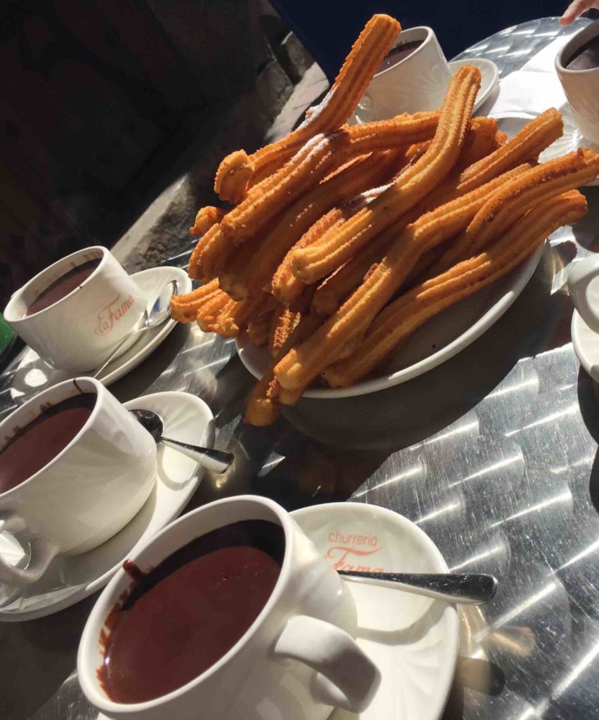 Bei einem Besuch in Zaragoza ist es ein Muss in der Churreria "La Fama" Churros con Chocolate zu essen!