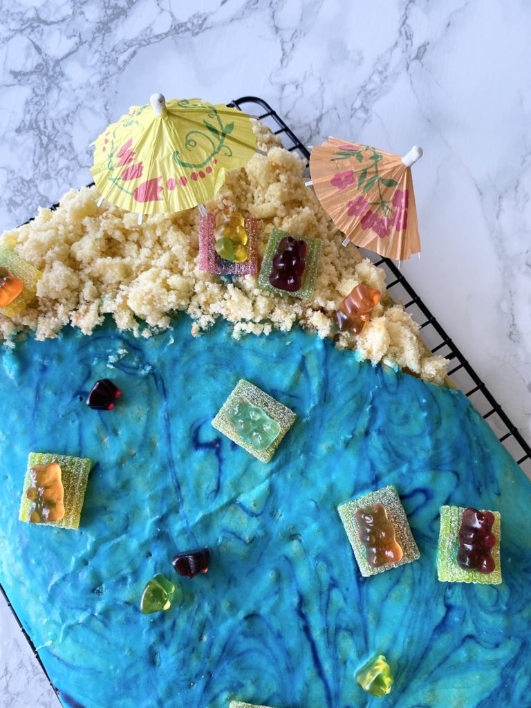 All-in-Teig - Fantakuchen wird zum Strandkuchen dekoriert. Super Sommerkuchen für das Backen mit Kindern.