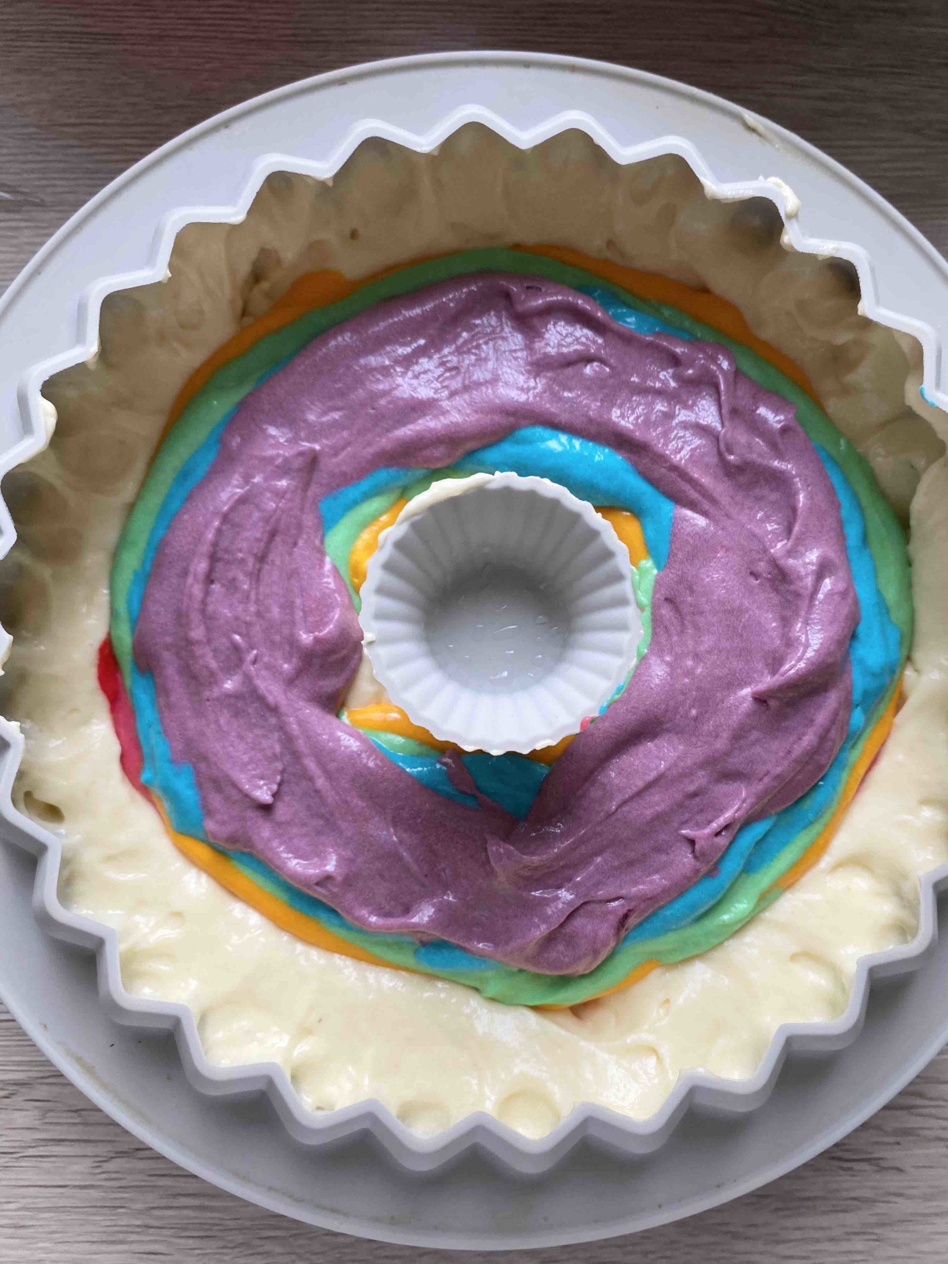Ein Surprise Cake entsteht mit einem versteckten Regenbogen.