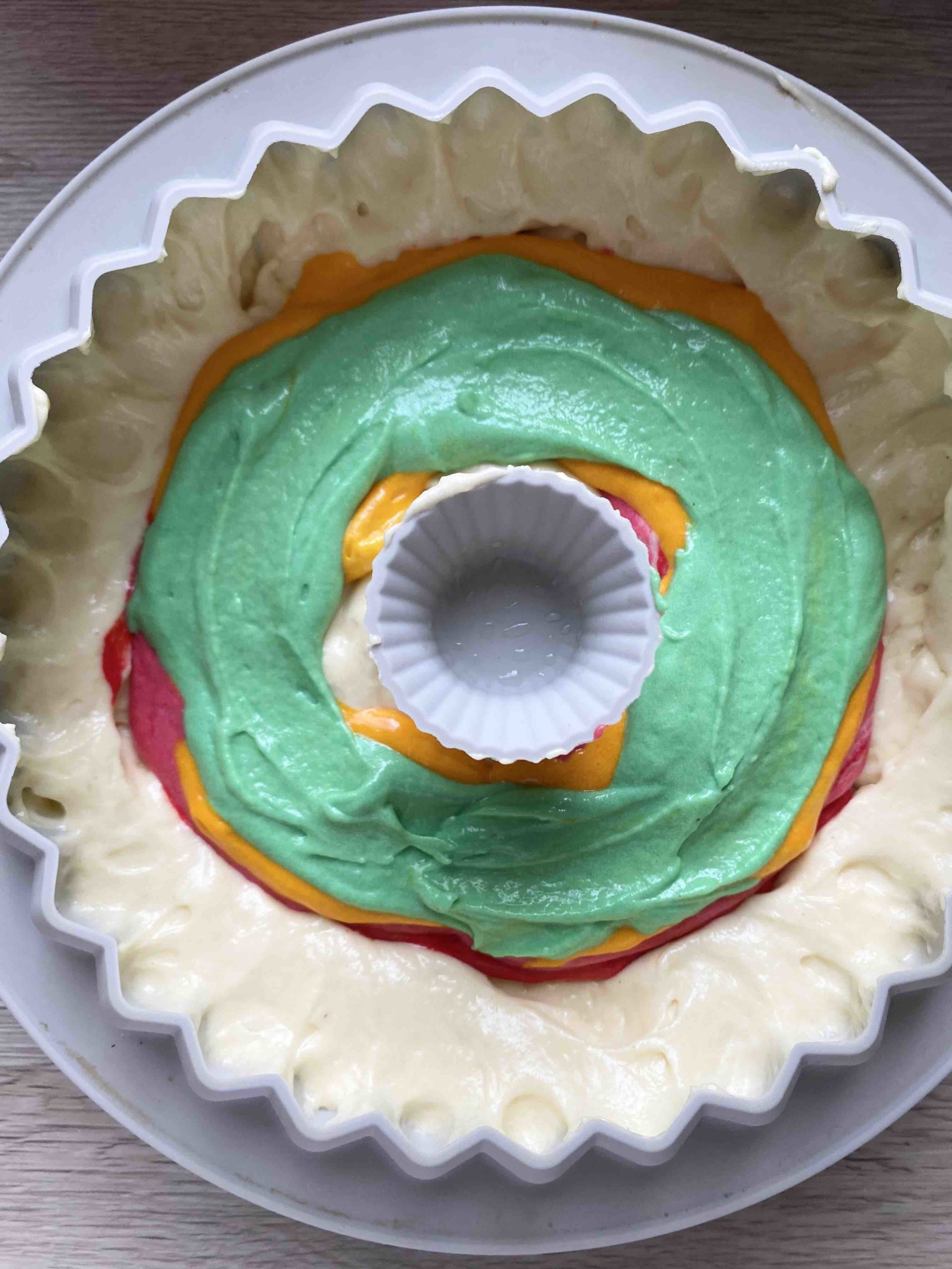 Ein Surprise Cake entsteht mit einem versteckten Regenbogen.