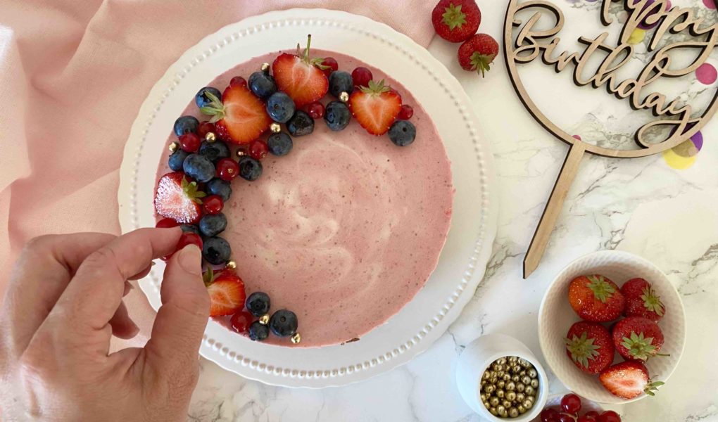 No-Bake-Cake mit Erdbeer-Joghurt-Creme - der Sommerkuchen aus dem Kühlschrank