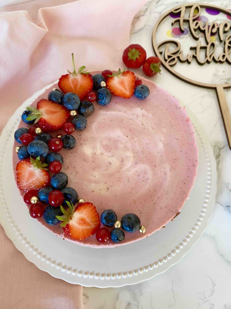 No-Bake-Cake mit Erdbeer-Joghurt-Creme - der Sommerkuchen aus dem Kühlschrank (Sommerkuchen Rezepte)