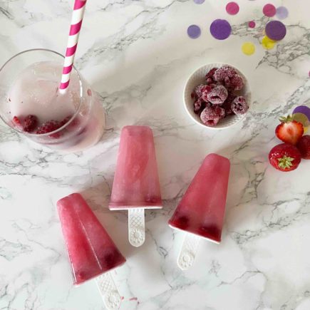 Pink Drink als Pink Drink Eispops - das Trendgetränk als erfrischender Popsicle