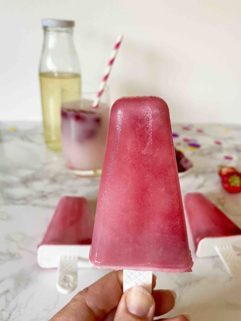 Pink Drink als Pink Drink Eispops - das Trendgetränk als erfrischender Popsicle