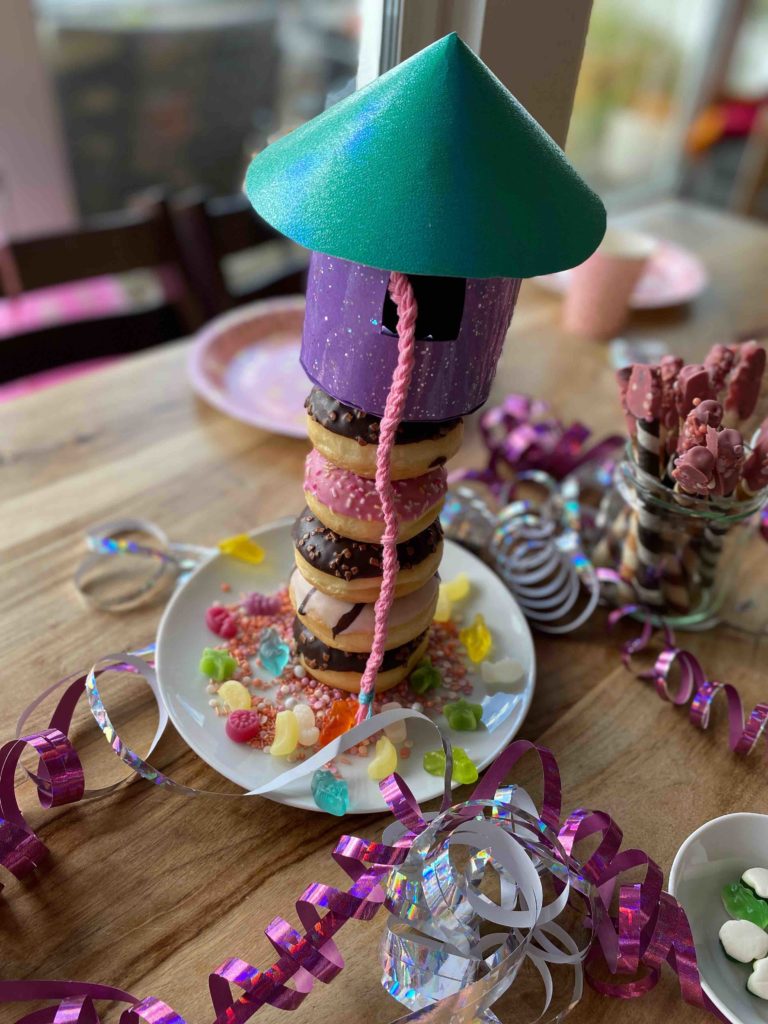 Der Rapunzel Donut-Turm ist ein Highlight auf der Märchenparty.