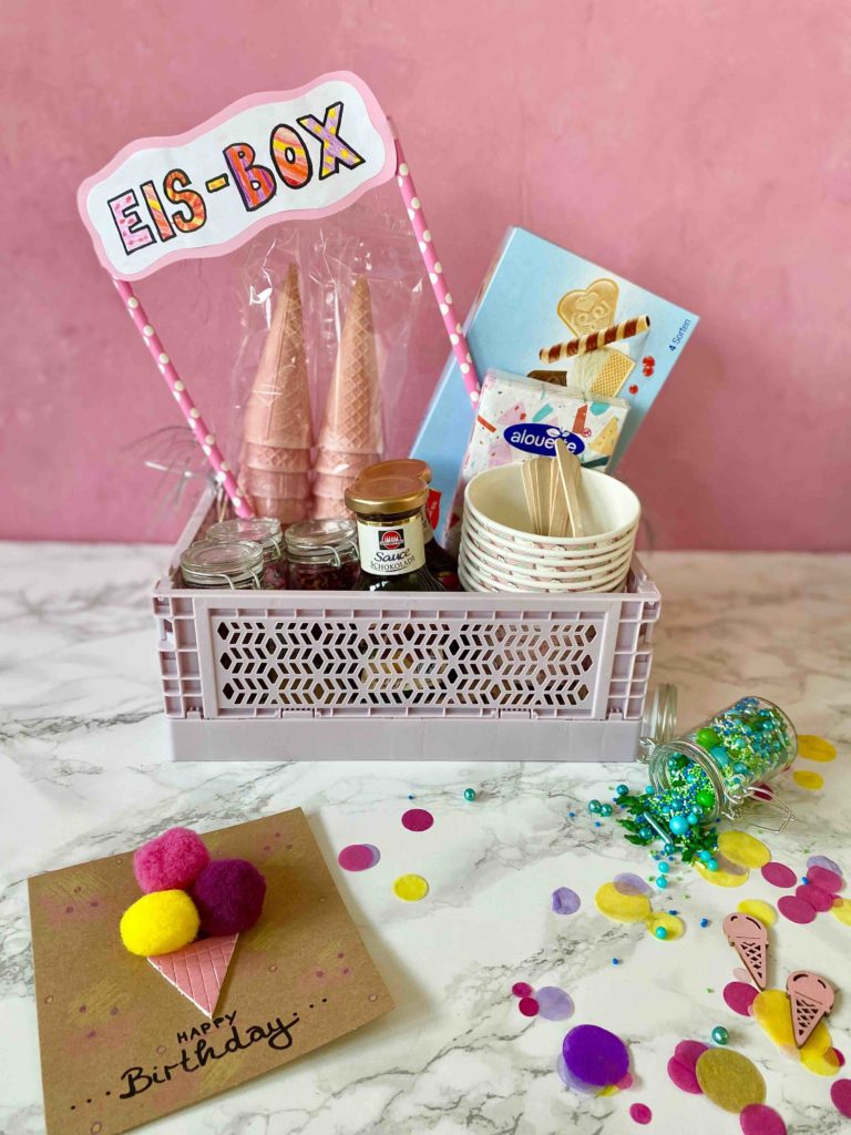Die DIY Eiscremebox ist eine sommerliche Geschenkidee für Sommerkinder und Eisliebhaber.