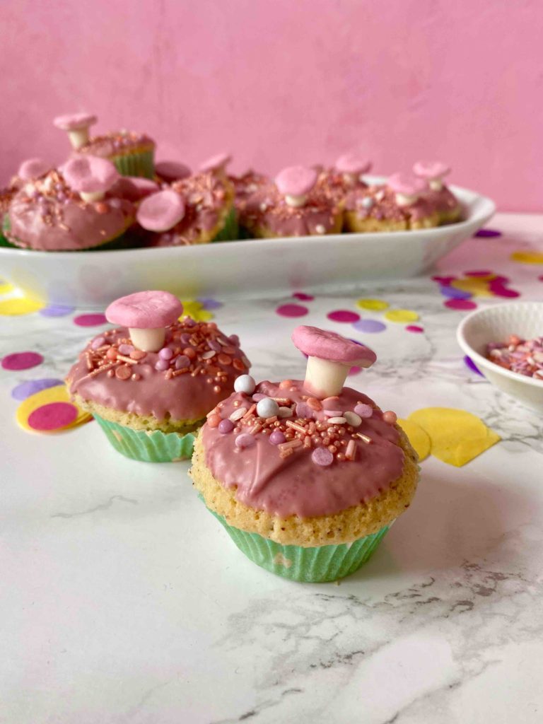 Märchenhafte Pilzmuffins für die Märchenparty. Süße Mini-Muffins aus dem Feenwald.