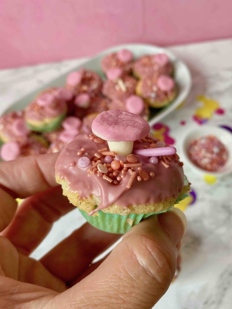 Märchenhafte Pilzmuffins für die Märchenparty. Süße Mini-Muffins aus dem Feenwald.