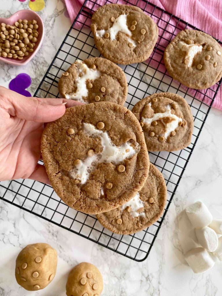Die mit Marshmallows gefüllten Peanutbutter Cookies sind ein köstliches Herbstrezept zum Backen mit Kindern.