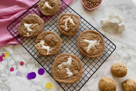 Die mit Marshmallows gefüllten Peanutbutter Cookies sind ein köstliches Herbstrezept zum Backen mit Kindern.