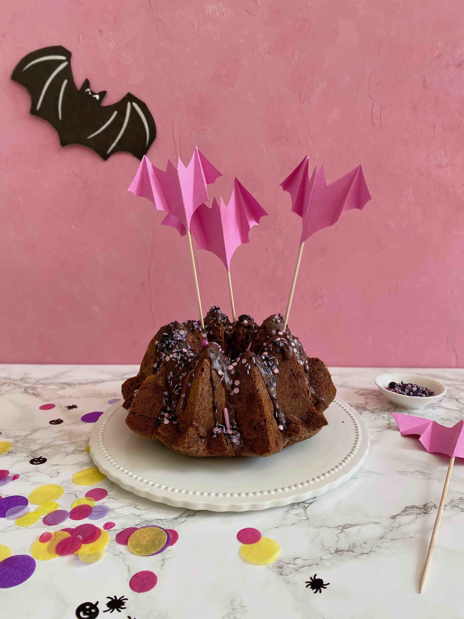 Schokoladen-Gugelhupf mit &amp;quot;faltigen&amp;quot; Fledermaus-Caketopper - Backen mit ...