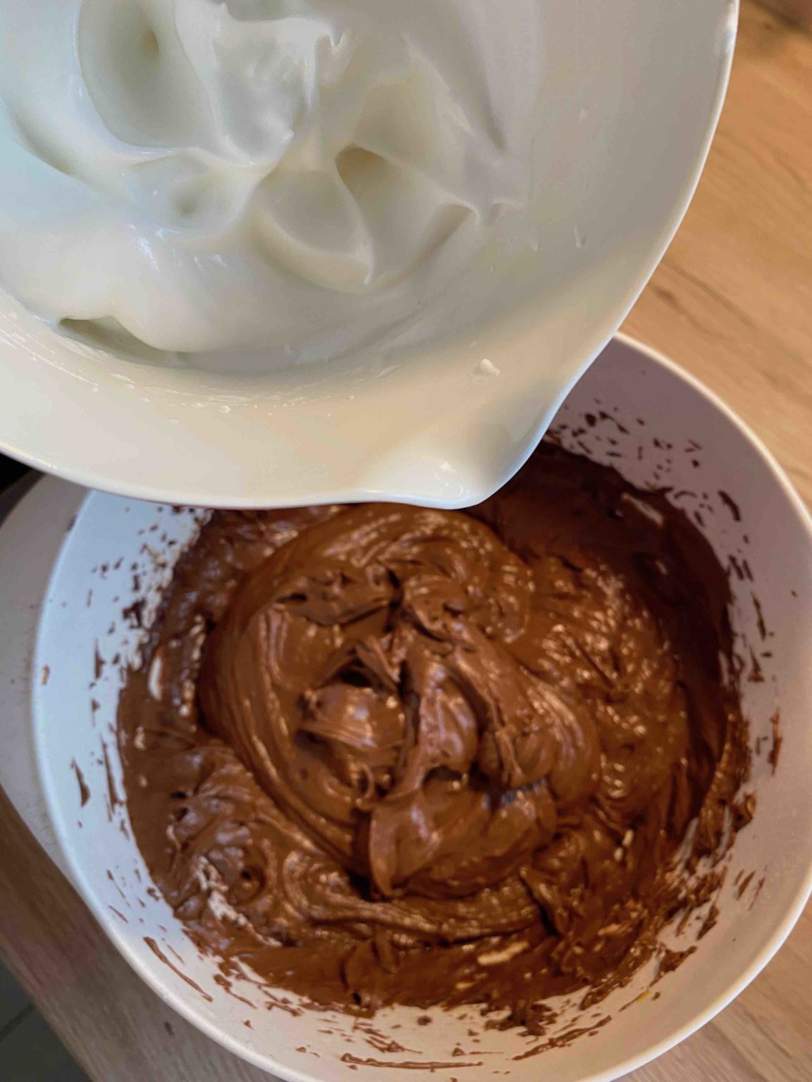 Schokoladen-Gugelhupf mit &amp;quot;faltigen&amp;quot; Fledermaus-Caketopper - Backen mit ...