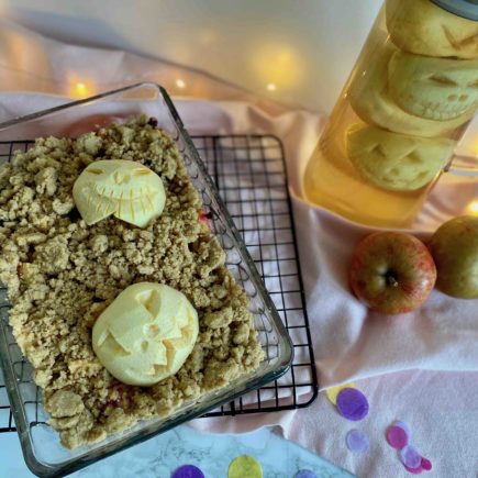 Ein schnelles Halloween-Rezept für das Backen mit Kindern: Schauriges Apple Crumble