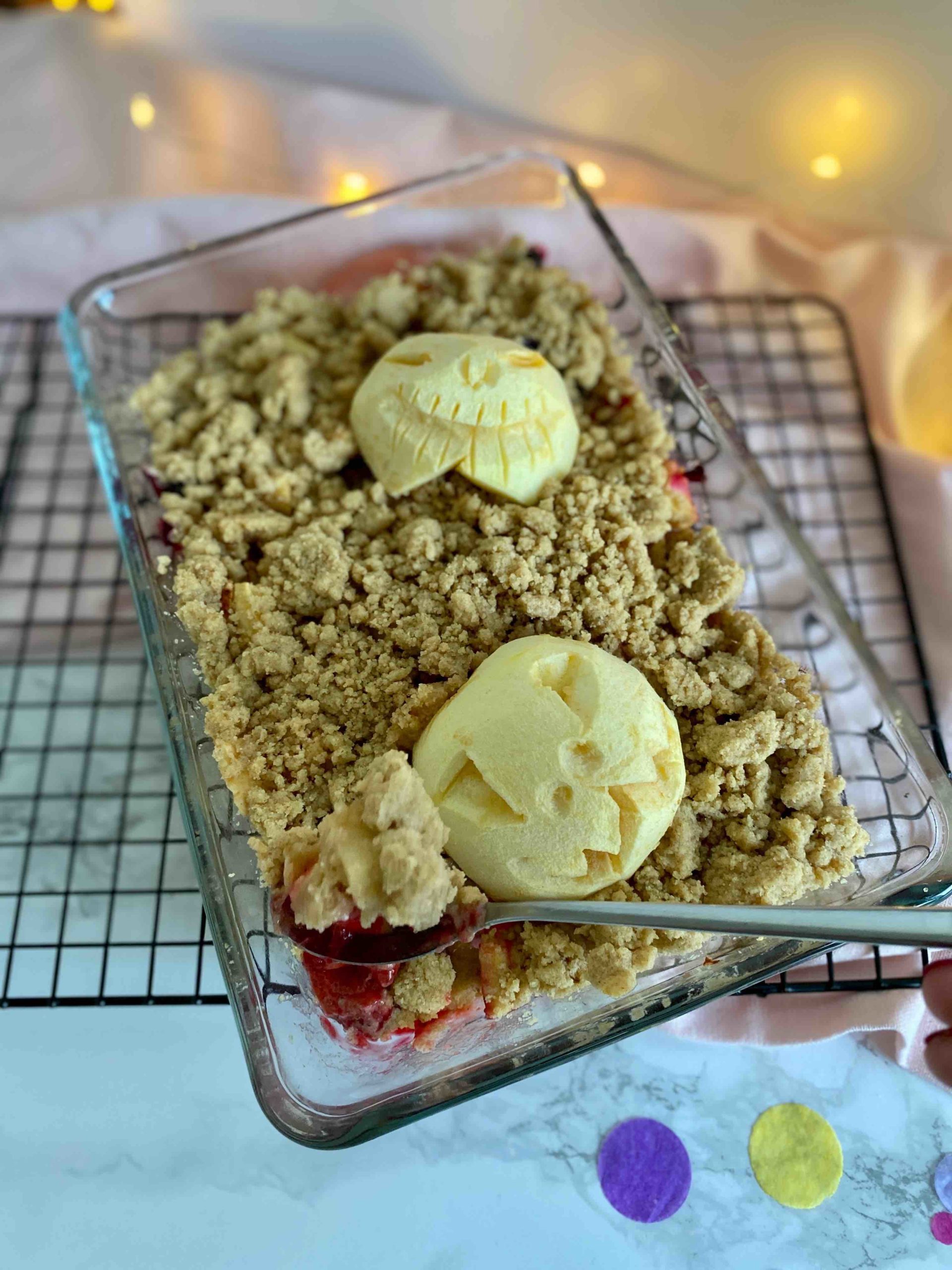Gruseliger Apple Crumble mit schaurigem Apfel-Eistee (Produkttest: Bio ...
