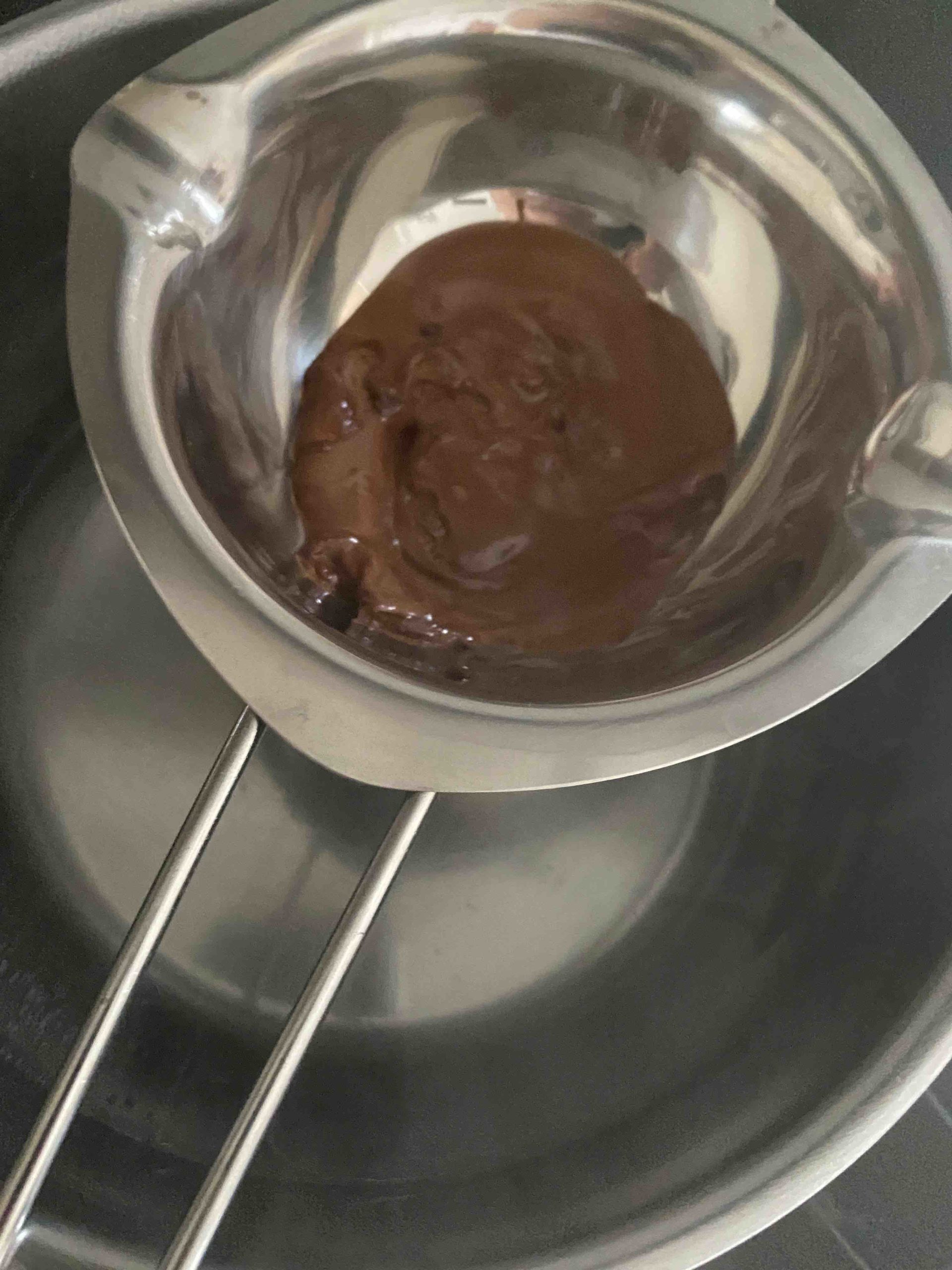 Der sündhaft schokoladige Schokokuchen ist schnell & einfach gebacken - ideal für das Backen mit Kindern