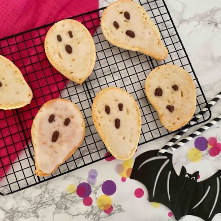 Süße Amerikaner in Gespenst-Form für das Backen mit Kindern zu Halloween.