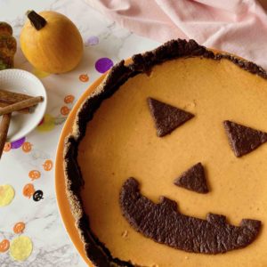 Ein halloweentastischer Kürbiskuchen mit Schokoboden für die Halloweenparty.